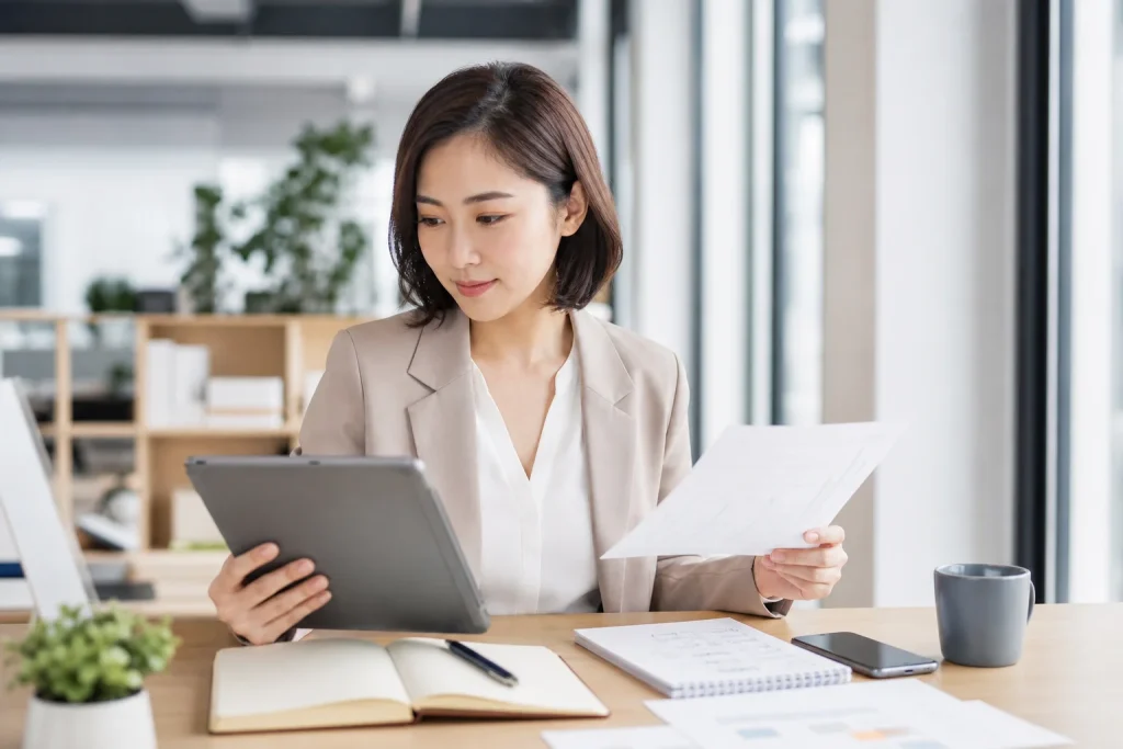 亞洲女性專業人員在辦公室查看詢問分流資料